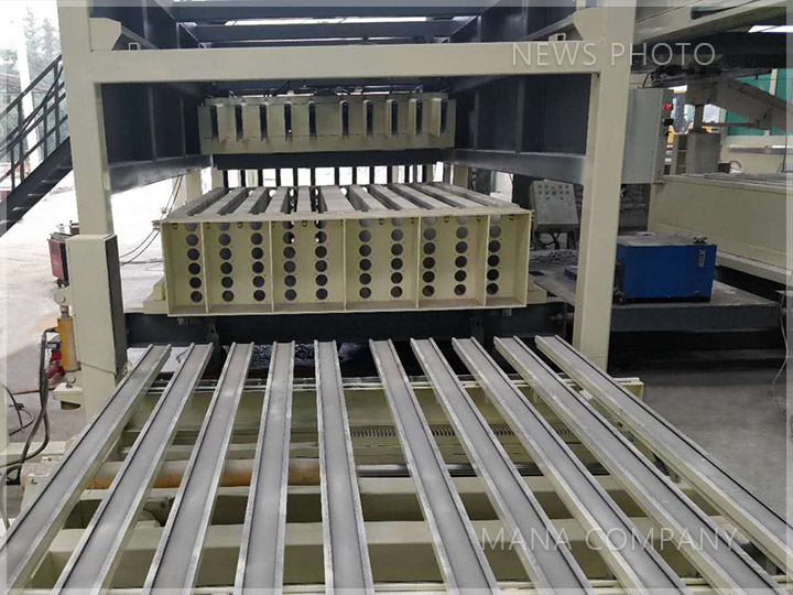 1612664844107751.jpg M30-01成组立模成型主机.jpg