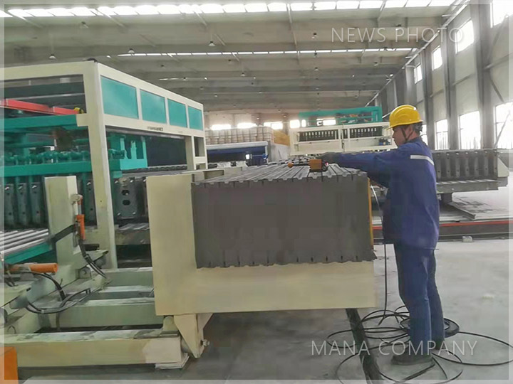 1654765703123139.jpg 04alc板立模生产现场01.jpg